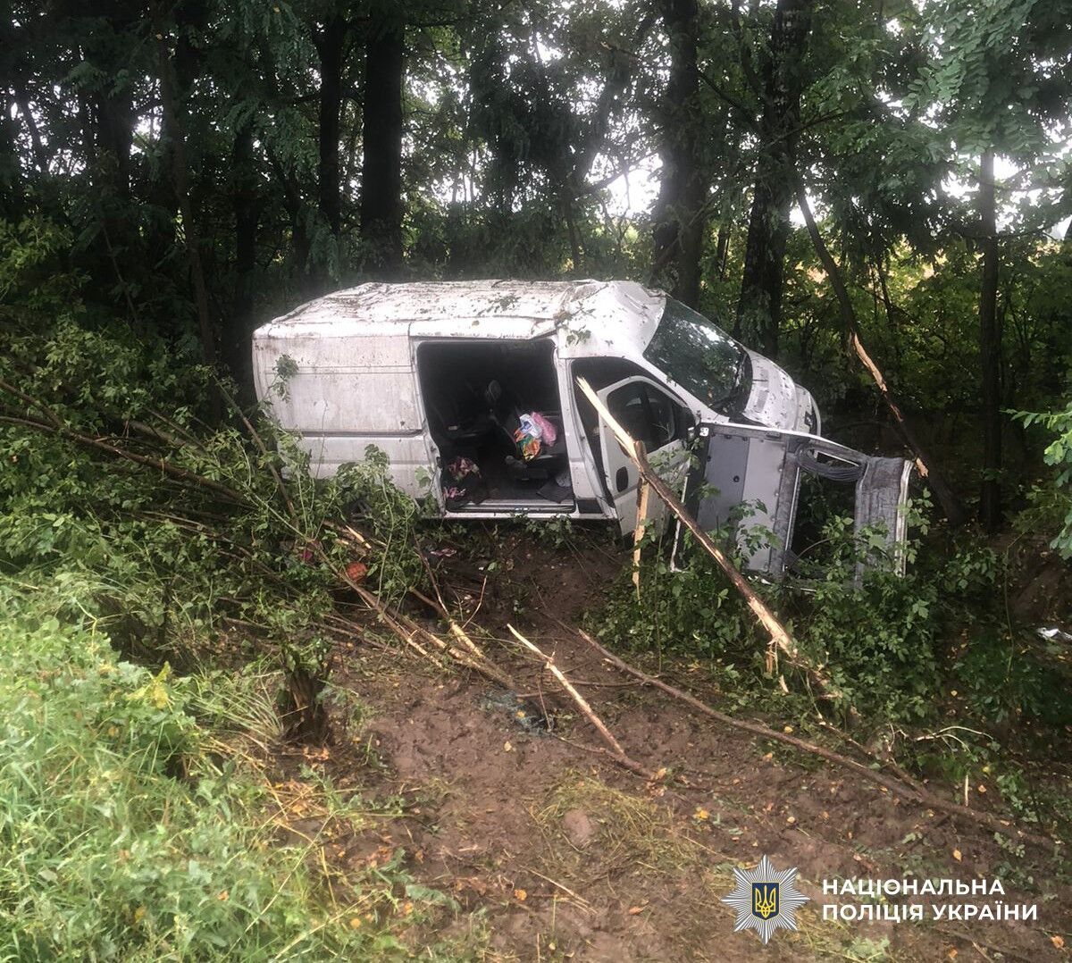 На Житомирщине микроавтобус столкнулся с легковушкой и перевернулся: травмированы девять пассажиров. Фото