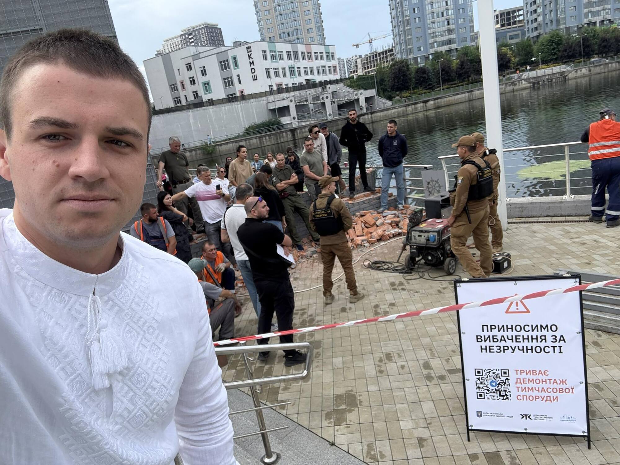 Комунальники знесли стіну на набережній Дніпра біля елітного ЖК в Києві попри присутність "тітушок". Фото