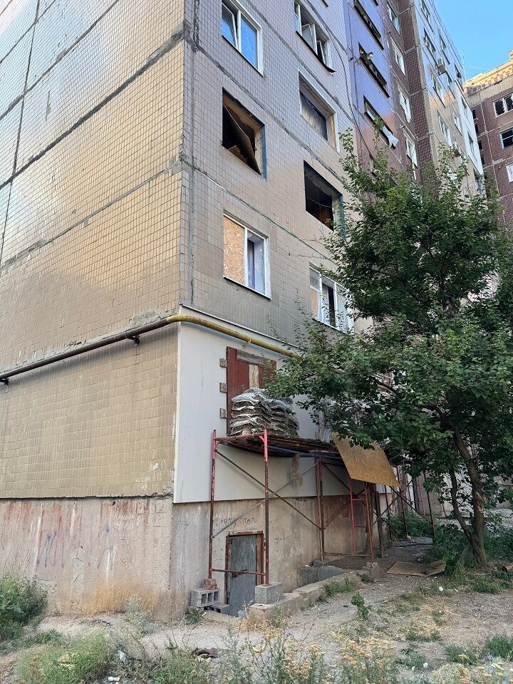 Багатоповерхівка охоплена вогнем: з'явились моторошні кадри наслідків російської атаки на Костянтинівку