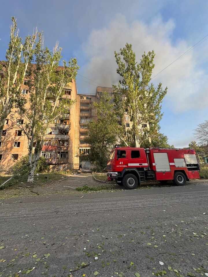 Багатоповерхівка охоплена вогнем: з'явились моторошні кадри наслідків російської атаки на Костянтинівку