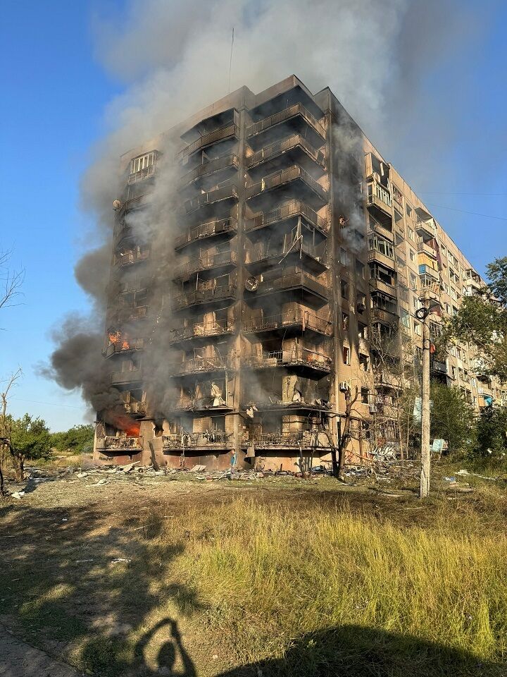 Багатоповерхівка охоплена вогнем: з'явились моторошні кадри наслідків російської атаки на Костянтинівку