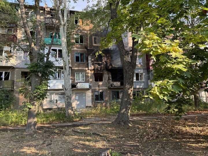 Багатоповерхівка охоплена вогнем: з'явились моторошні кадри наслідків російської атаки на Костянтинівку