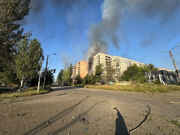 Багатоповерхівка охоплена вогнем: з'явились моторошні кадри наслідків російської атаки на Костянтинівку