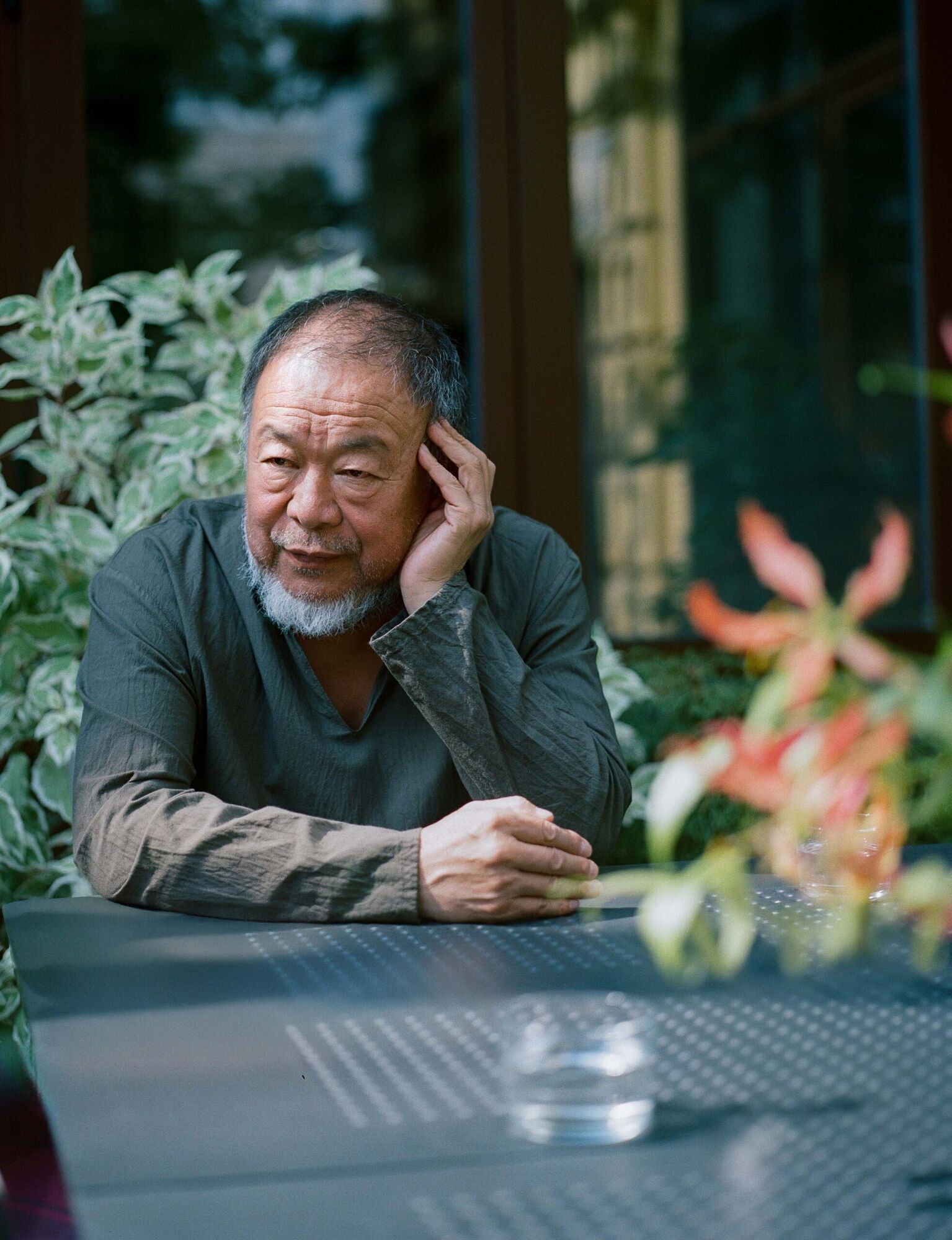 Придется пожертвовать: известный китайский художник, живущий в изгнании, открыл горькую правду украинским беженцам о жизни на чужбине