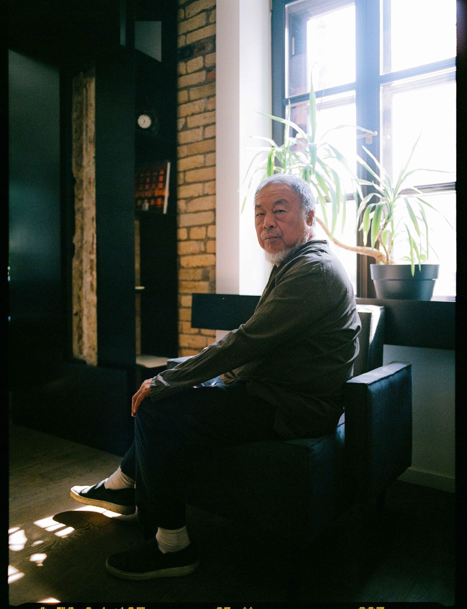 Придется пожертвовать: известный китайский художник, живущий в изгнании, открыл горькую правду украинским беженцам о жизни на чужбине