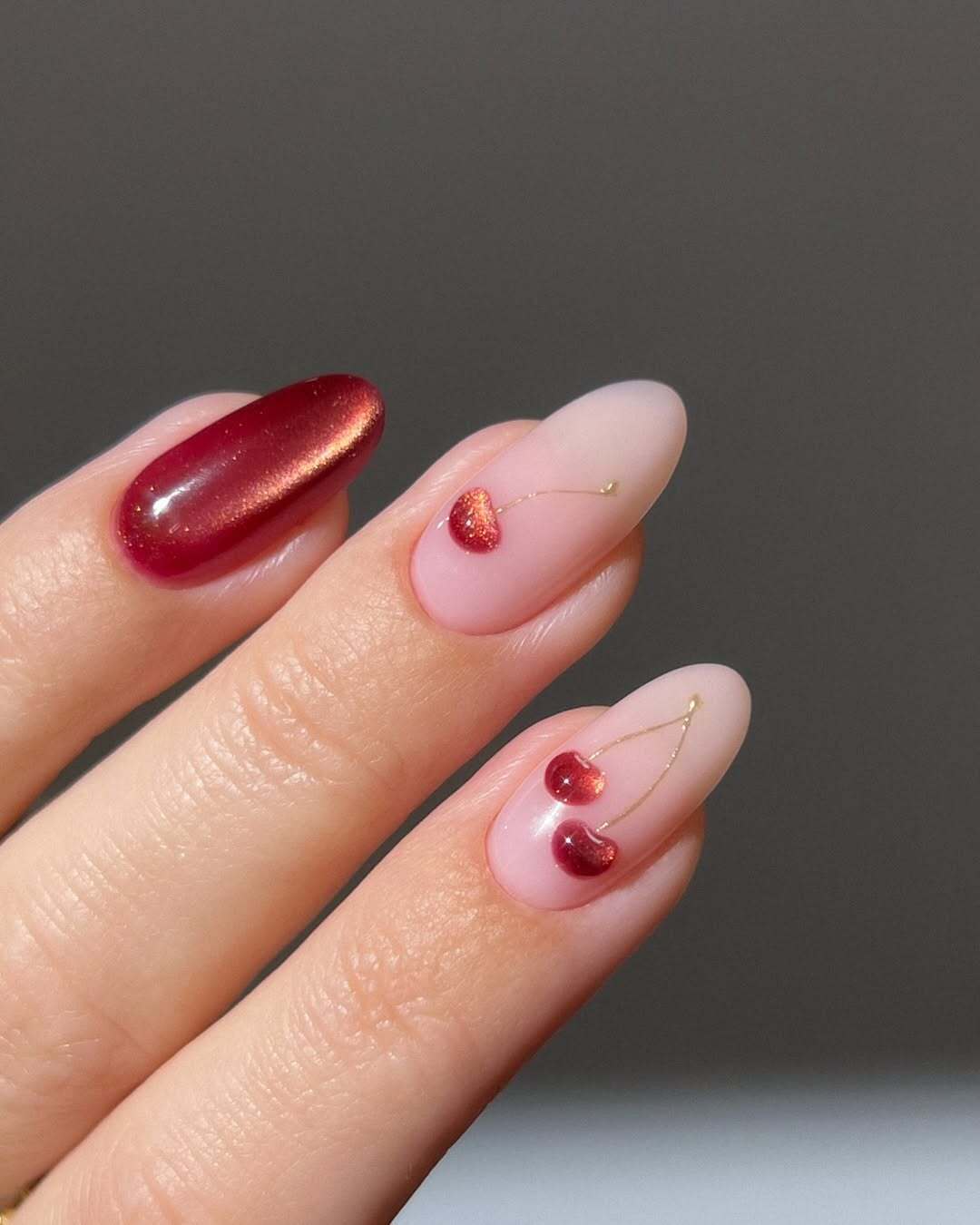 Вишневый маникюр все еще в моде: как стилизовать