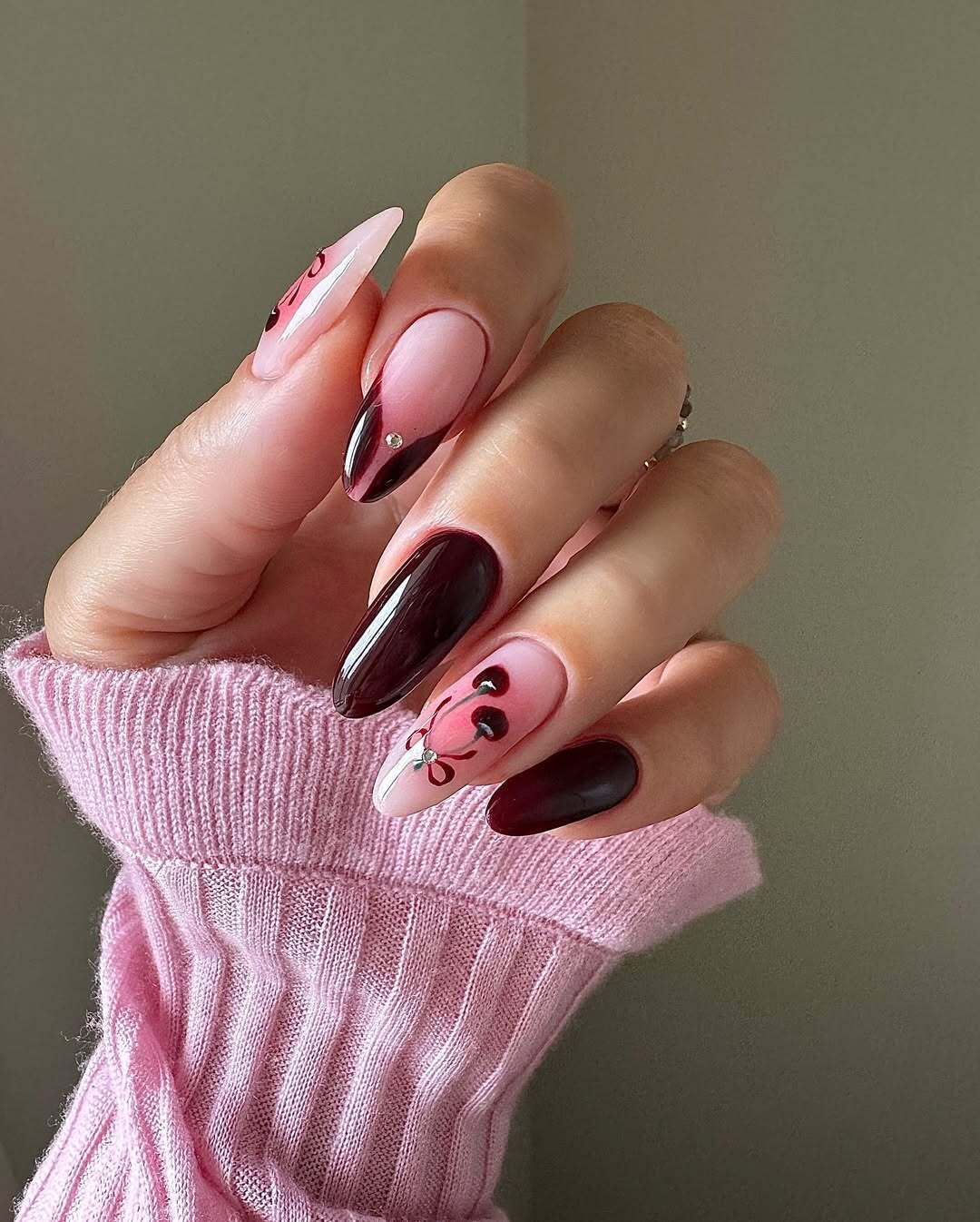 Вишневый маникюр все еще в моде: как стилизовать