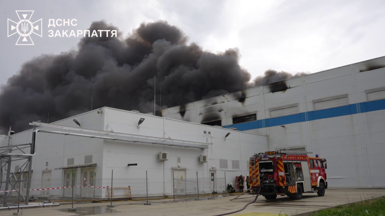 В Мукачево количество пострадавших в результате атаки РФ возросло до 21 человека: пожар тушат до сих пор. Видео