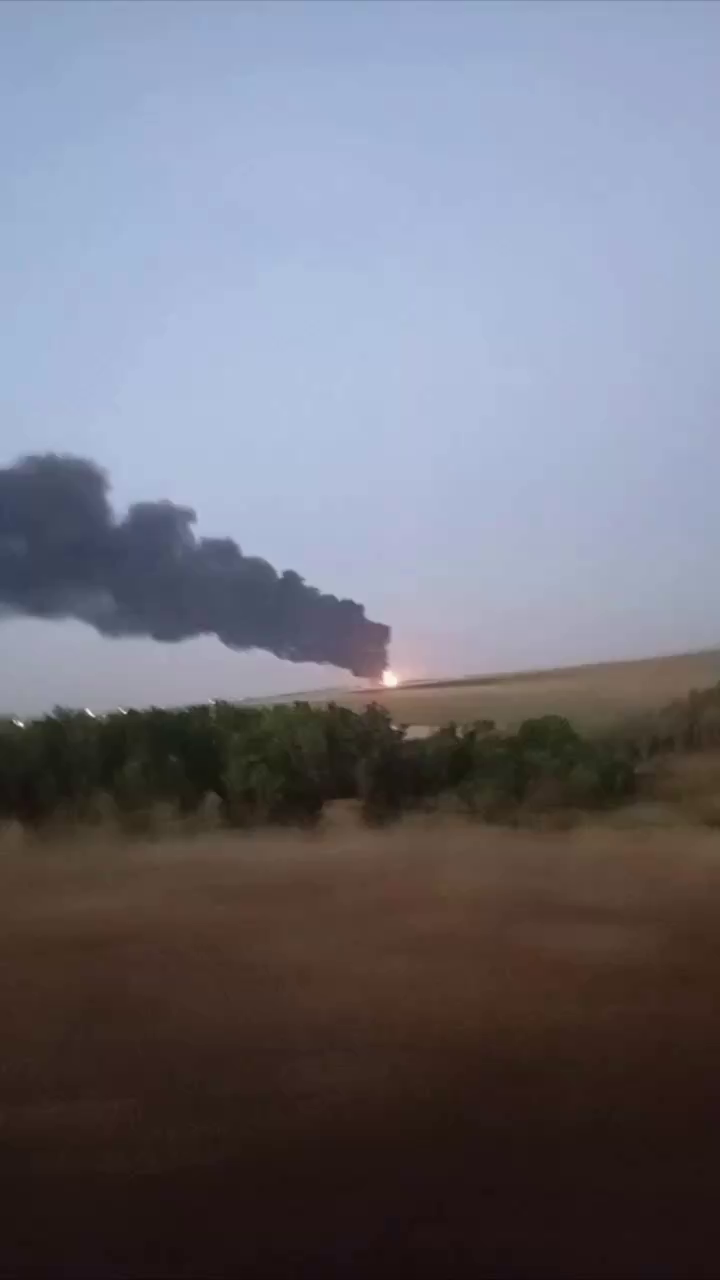 Чорний дим видно здалеку: у російському Новошахтинську досі горить НПЗ, який атакували дрони. Відео