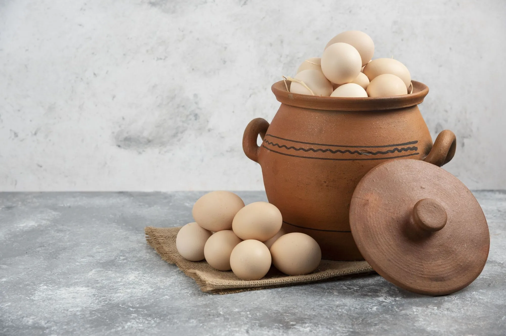 Без майонеза и колбасы: как вкусно приготовить салат ''Оливье'', чтобы он был диетическим