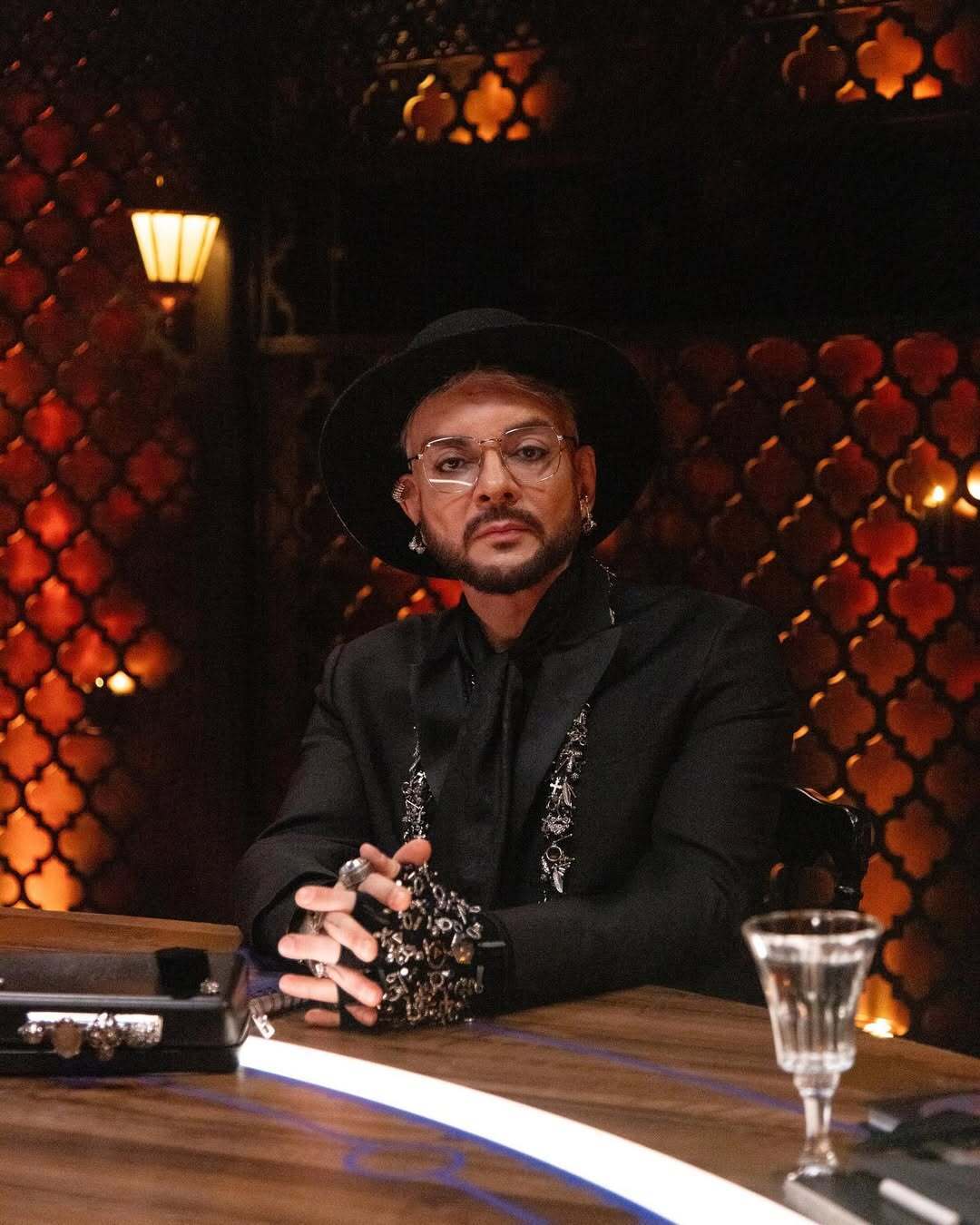 Тяжелобольной путинист Киркоров упал на сцене и не смог сам встать. Курьезное видео