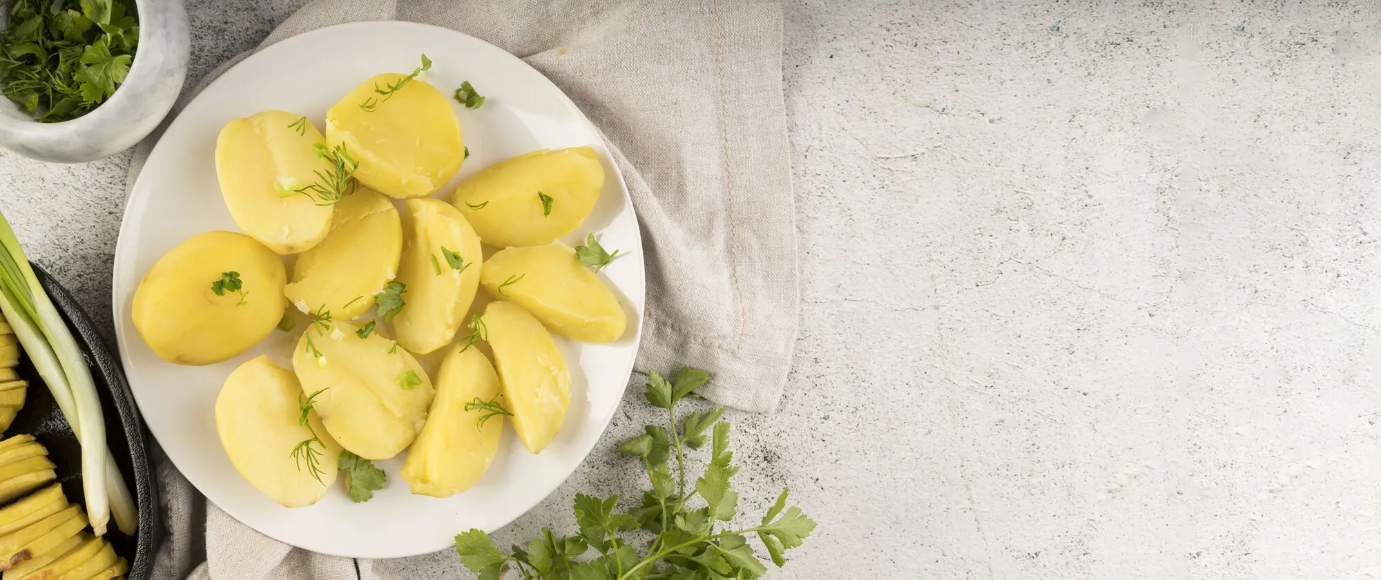 Без майонеза и колбасы: как вкусно приготовить салат ''Оливье'', чтобы он был диетическим