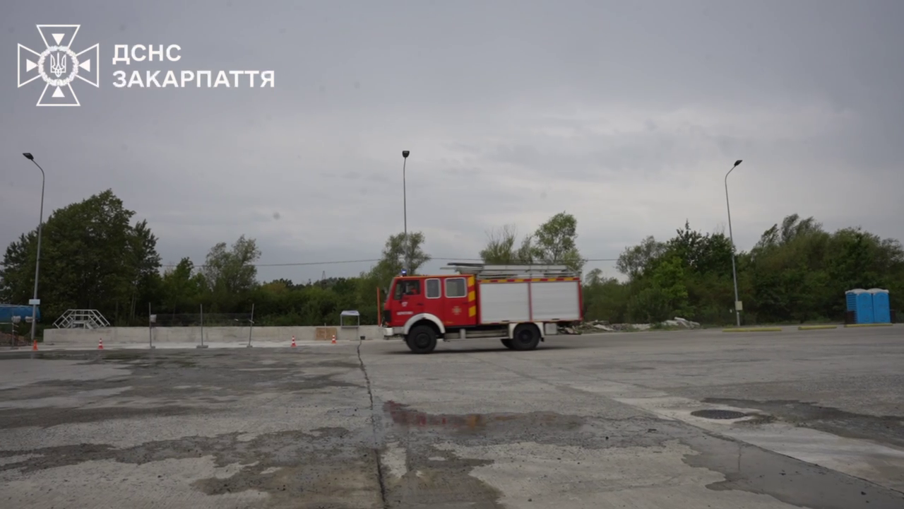 В Мукачево количество пострадавших в результате атаки РФ возросло до 21 человека: пожар тушат до сих пор. Видео