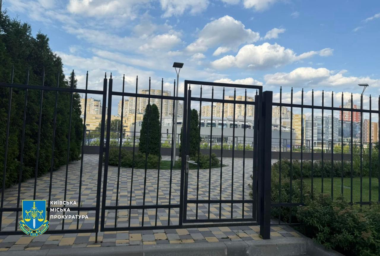 Комунальники знесли стіну на набережній Дніпра біля елітного ЖК в Києві попри присутність "тітушок". Фото