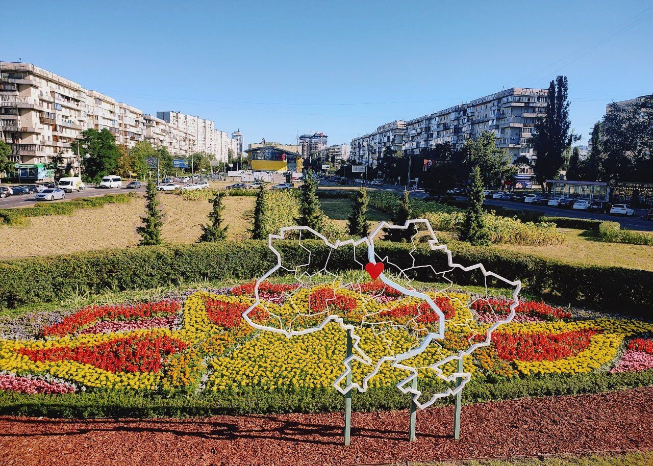 Высадили почти 128 тыс. цветов: ко Дню Независимости Киев расцвел в патриотических красках. Фото