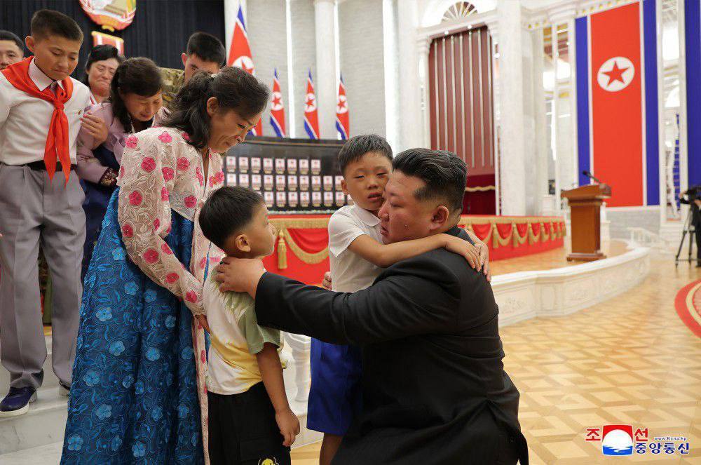 Кім Чен Ин вручив нагороди солдатам КНДР, які воювали на боці Росії: y WSJ вказали на важливий "нюанс"