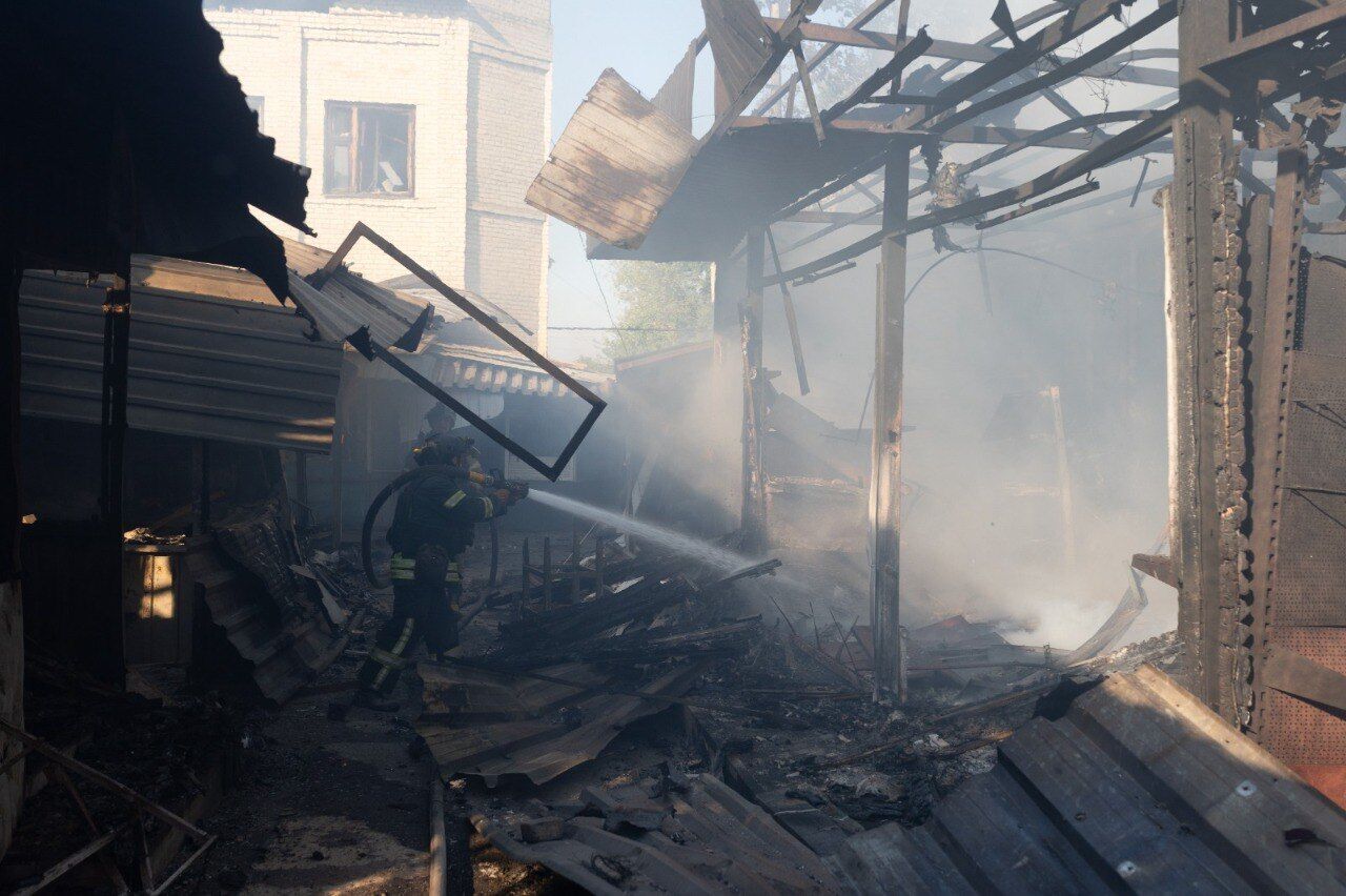 Многоэтажка охвачена огнем: появились жуткие кадры последствий российской атаки на Константиновку