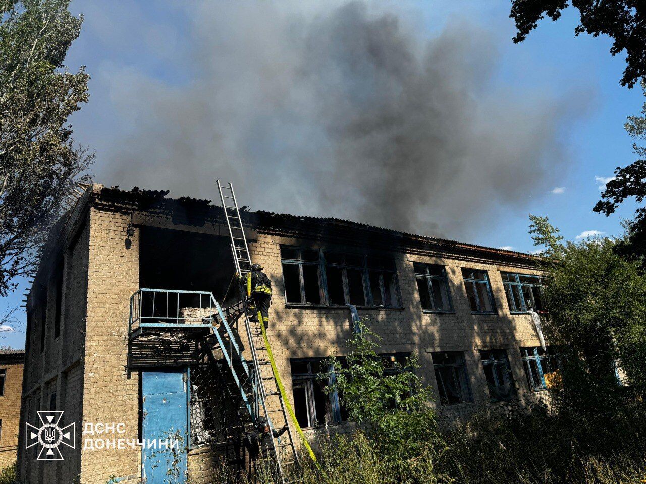 Многоэтажка охвачена огнем: появились жуткие кадры последствий российской атаки на Константиновку