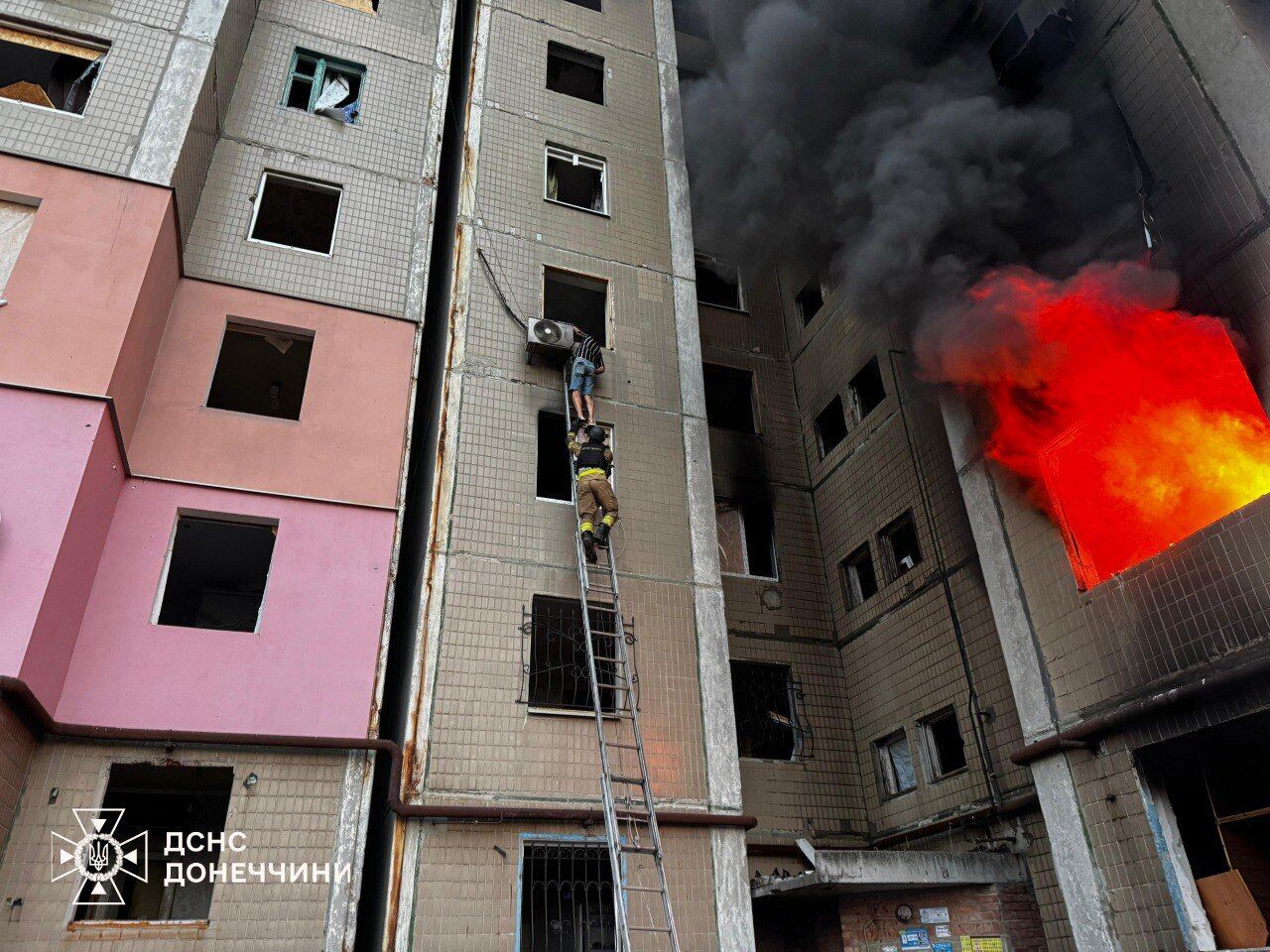 Многоэтажка охвачена огнем: появились жуткие кадры последствий российской атаки на Константиновку