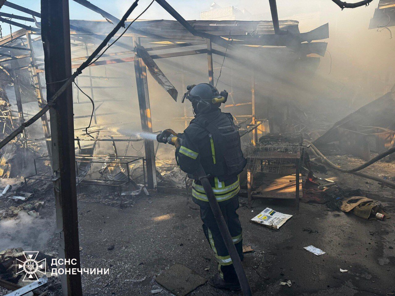 Многоэтажка охвачена огнем: появились жуткие кадры последствий российской атаки на Константиновку