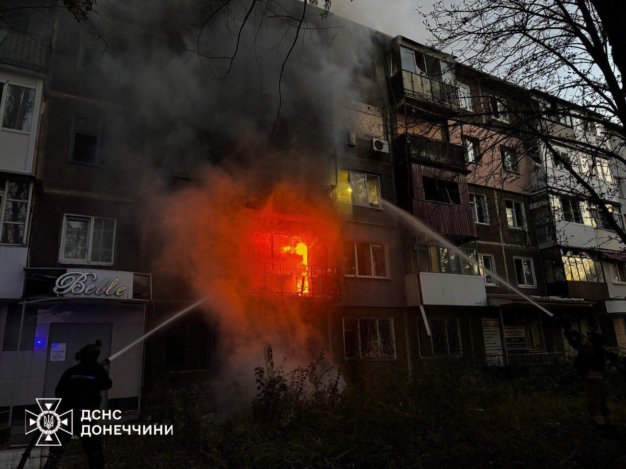 Многоэтажка охвачена огнем: появились жуткие кадры последствий российской атаки на Константиновку