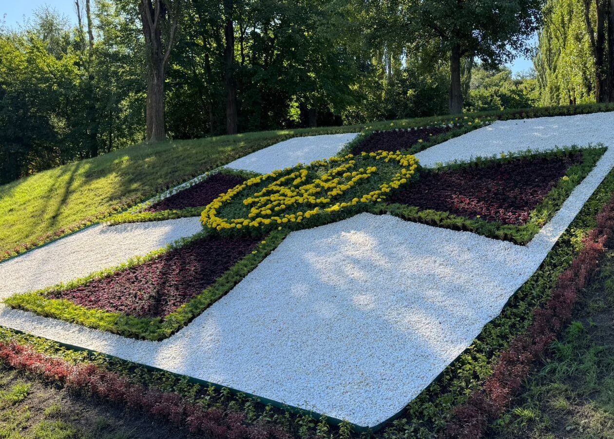 Высадили почти 128 тыс. цветов: ко Дню Независимости Киев расцвел в патриотических красках. Фото