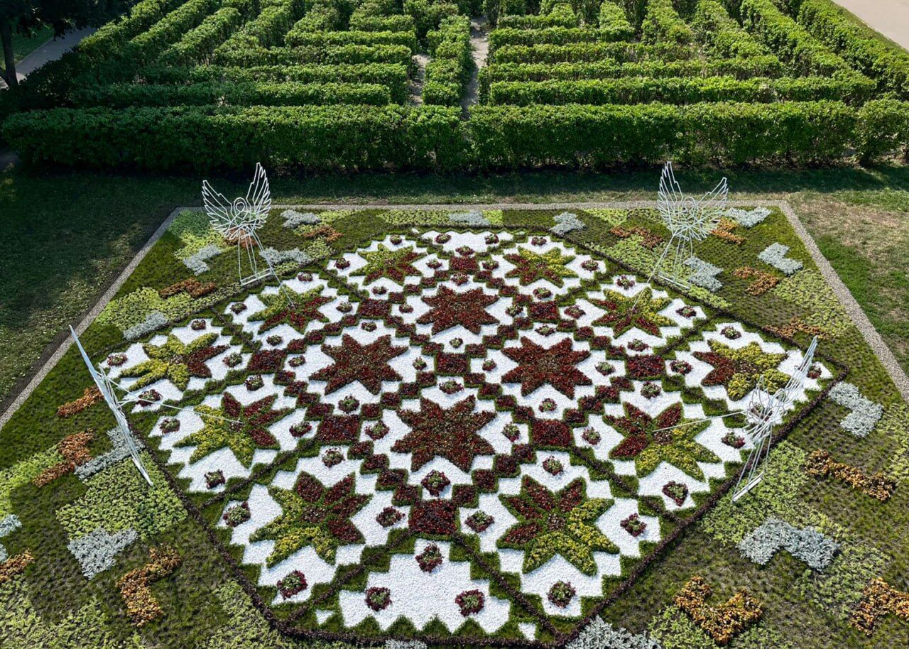 Высадили почти 128 тыс. цветов: ко Дню Независимости Киев расцвел в патриотических красках. Фото