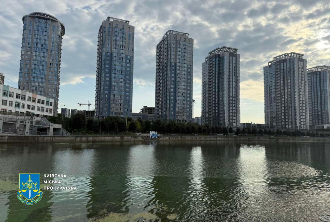 Комунальники знесли стіну на набережній Дніпра біля елітного ЖК в Києві попри присутність "тітушок". Фото