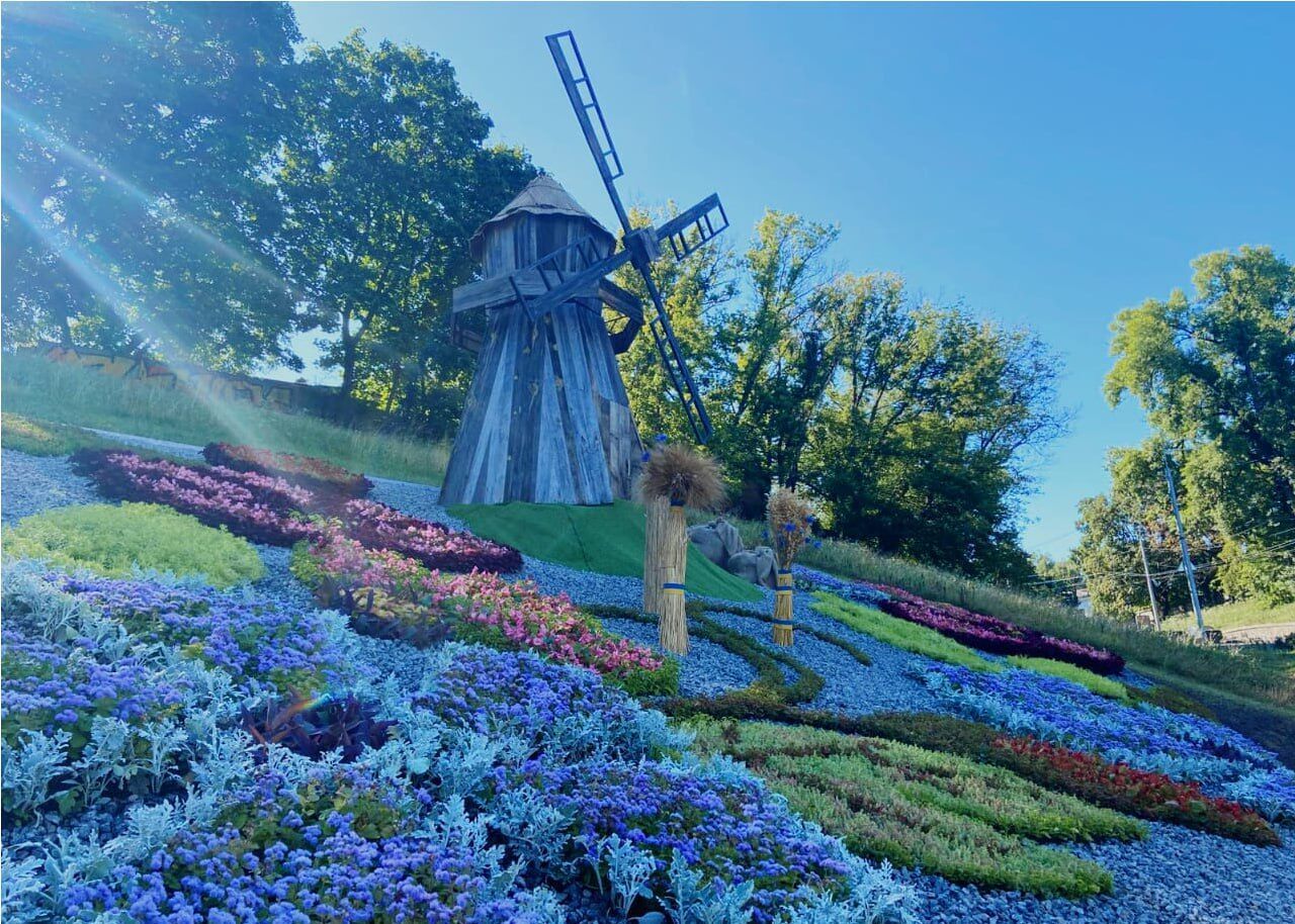 Высадили почти 128 тыс. цветов: ко Дню Независимости Киев расцвел в патриотических красках. Фото