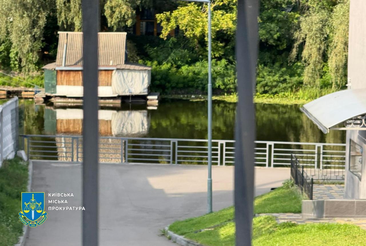 Комунальники знесли стіну на набережній Дніпра біля елітного ЖК в Києві попри присутність "тітушок". Фото