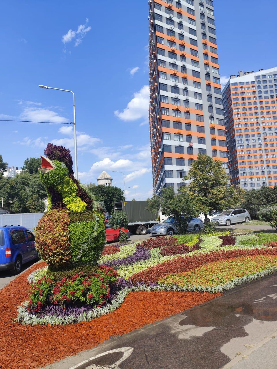 Высадили почти 128 тыс. цветов: ко Дню Независимости Киев расцвел в патриотических красках. Фото