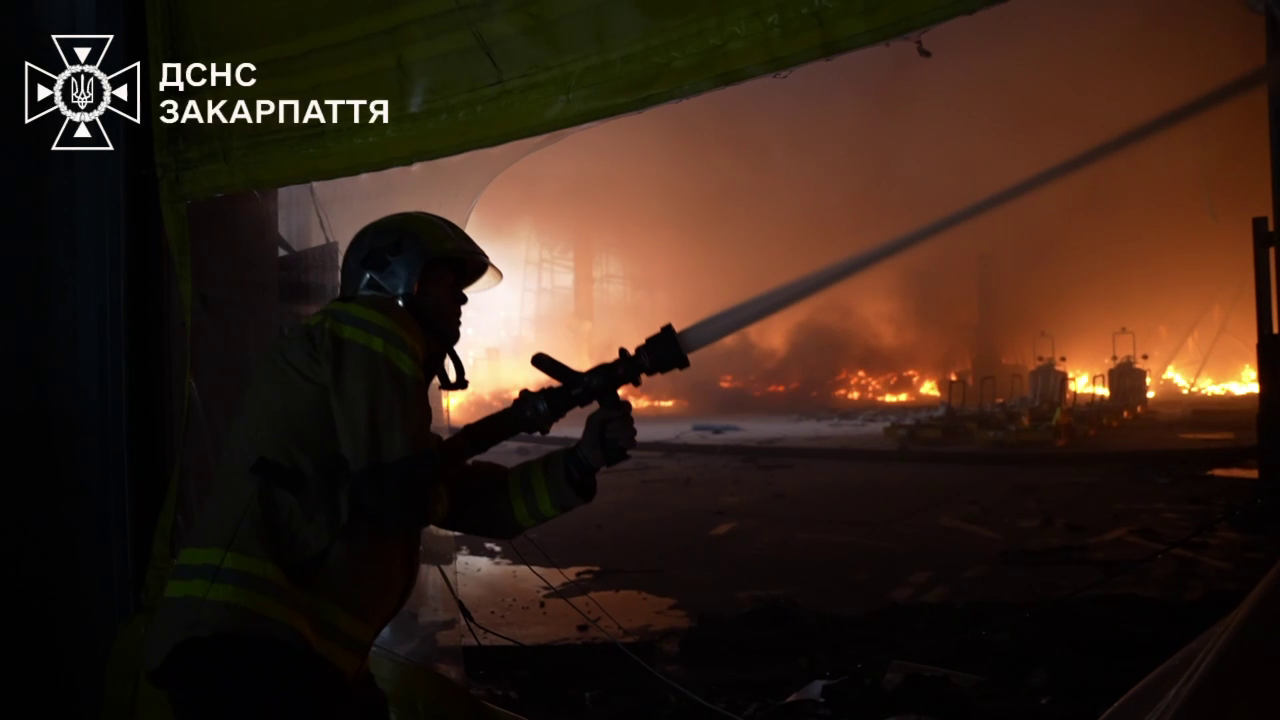 В Мукачево количество пострадавших в результате атаки РФ возросло до 21 человека: пожар тушат до сих пор. Видео