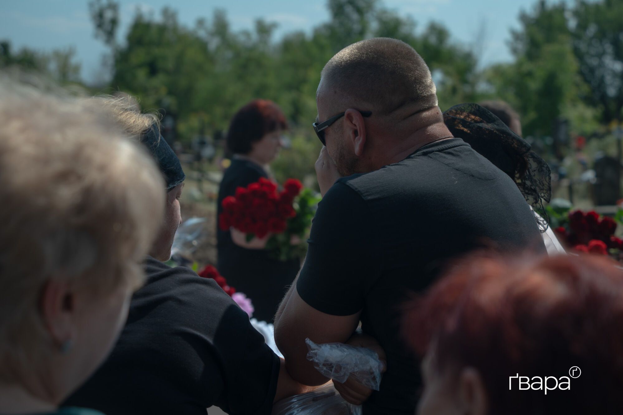 Самому маленькому ребенку было полтора года: в Харькове попрощались с семьей, которая погибла в результате российского обстрела. Фото