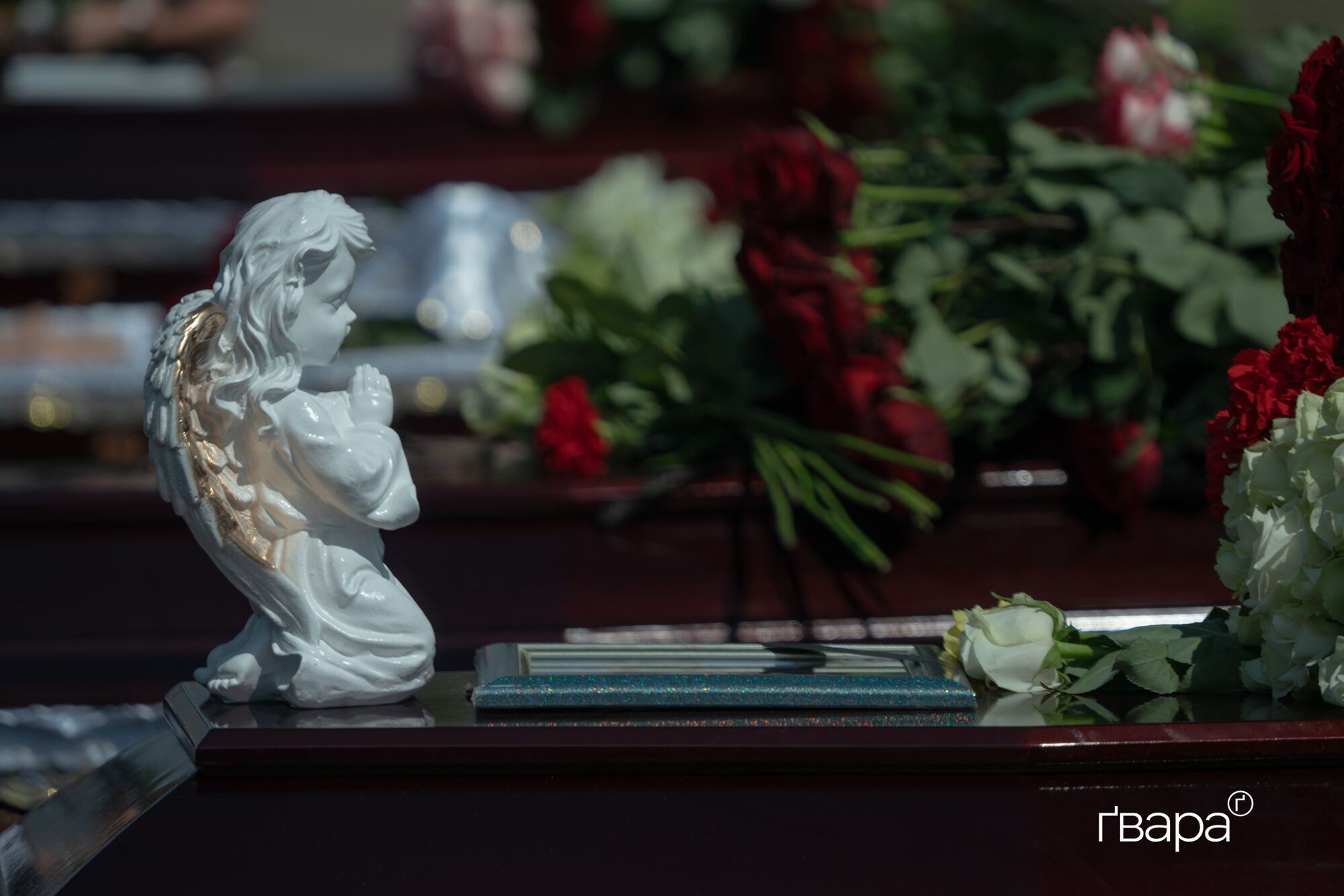 Самому маленькому ребенку было полтора года: в Харькове попрощались с семьей, которая погибла в результате российского обстрела. Фото