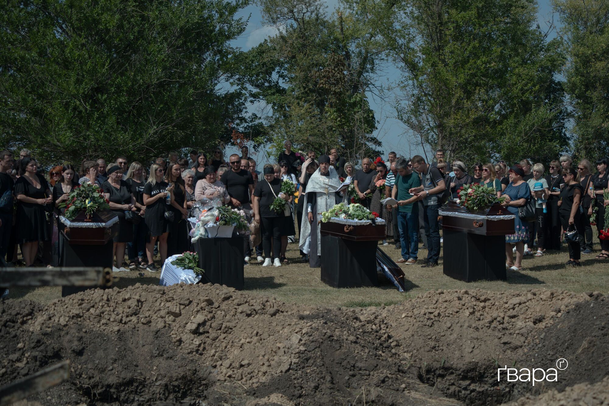 Самому маленькому ребенку было полтора года: в Харькове попрощались с семьей, которая погибла в результате российского обстрела. Фото