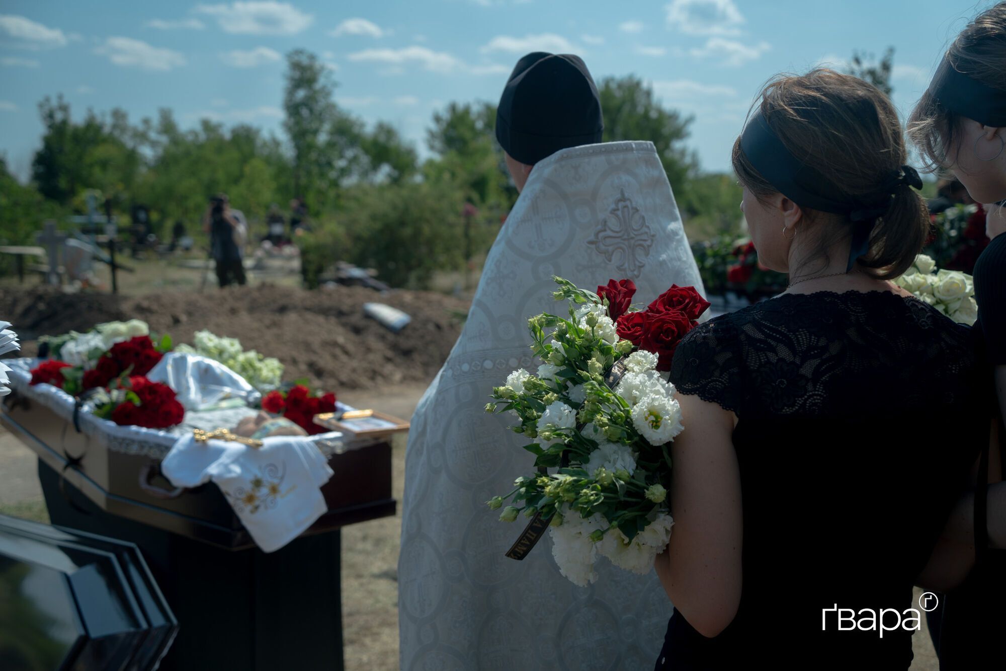 Самому маленькому ребенку было полтора года: в Харькове попрощались с семьей, которая погибла в результате российского обстрела. Фото