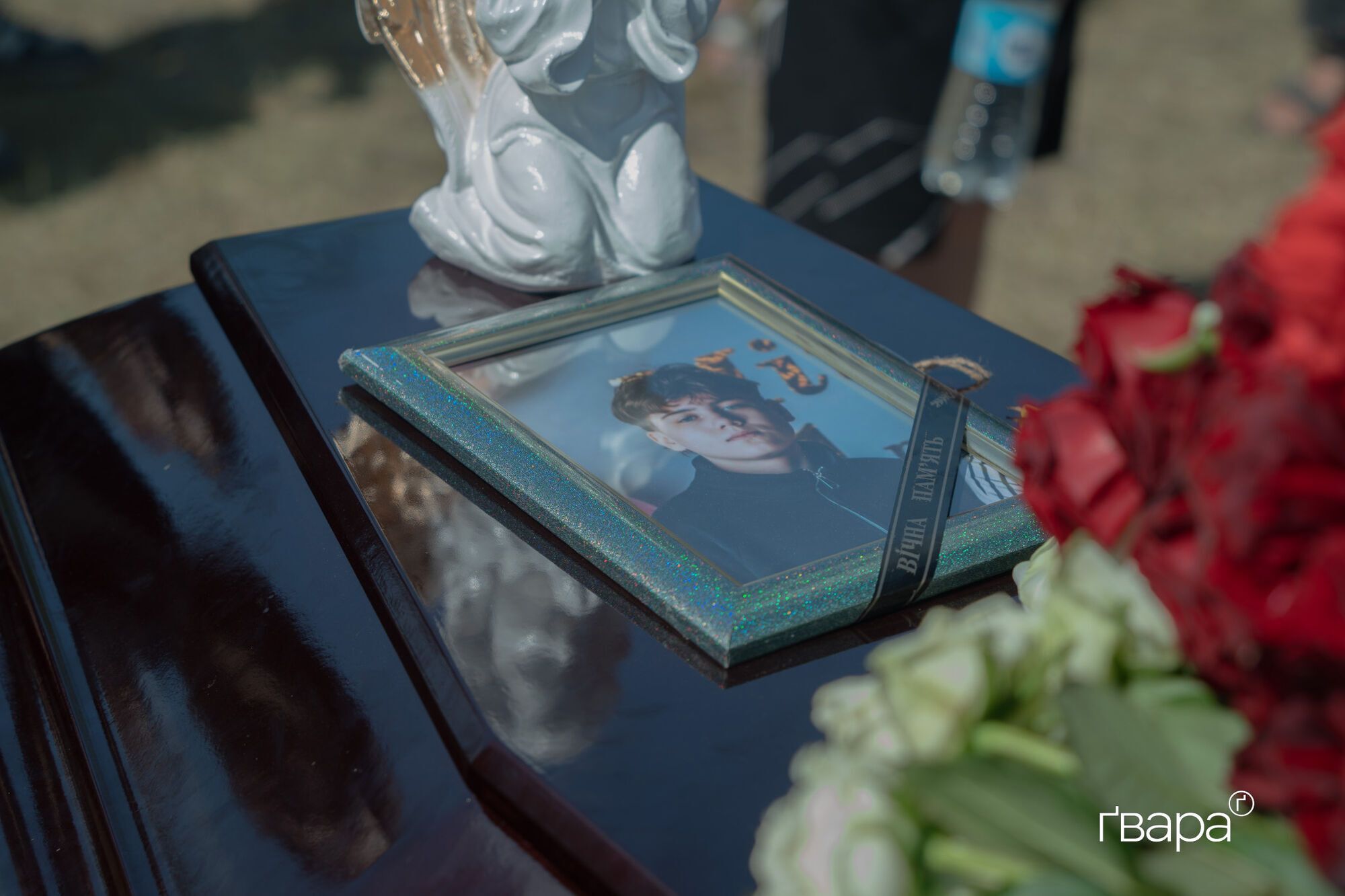 Самому маленькому ребенку было полтора года: в Харькове попрощались с семьей, которая погибла в результате российского обстрела. Фото