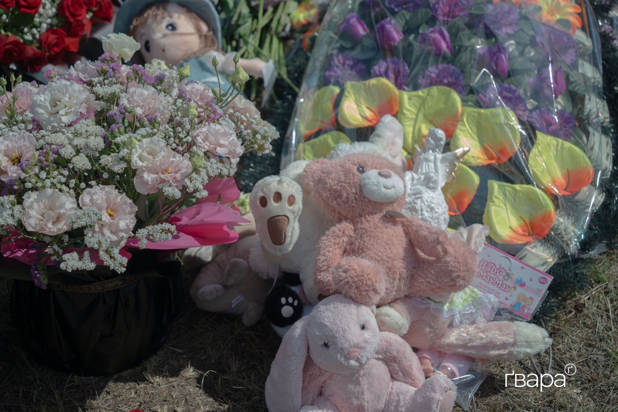 Самому маленькому ребенку было полтора года: в Харькове попрощались с семьей, которая погибла в результате российского обстрела. Фото