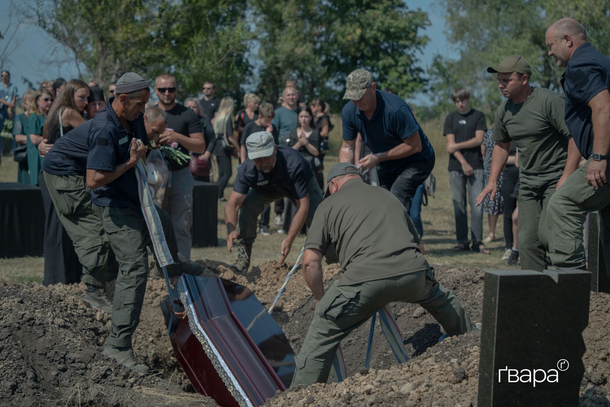 Самому маленькому ребенку было полтора года: в Харькове попрощались с семьей, которая погибла в результате российского обстрела. Фото
