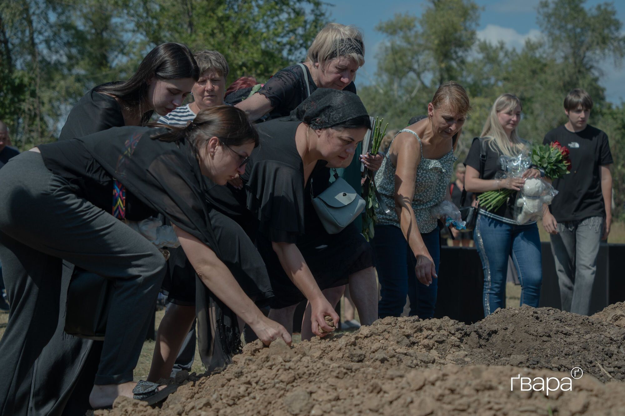 Самому маленькому ребенку было полтора года: в Харькове попрощались с семьей, которая погибла в результате российского обстрела. Фото