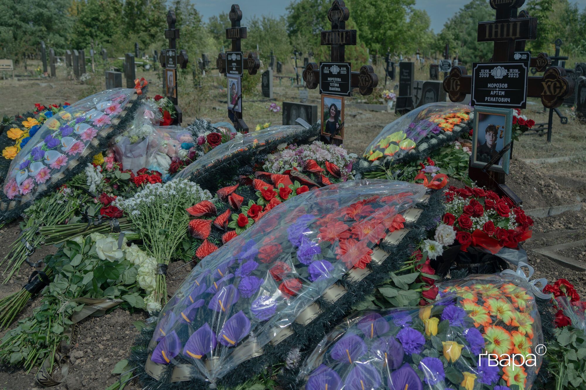 Самому маленькому ребенку было полтора года: в Харькове попрощались с семьей, которая погибла в результате российского обстрела. Фото