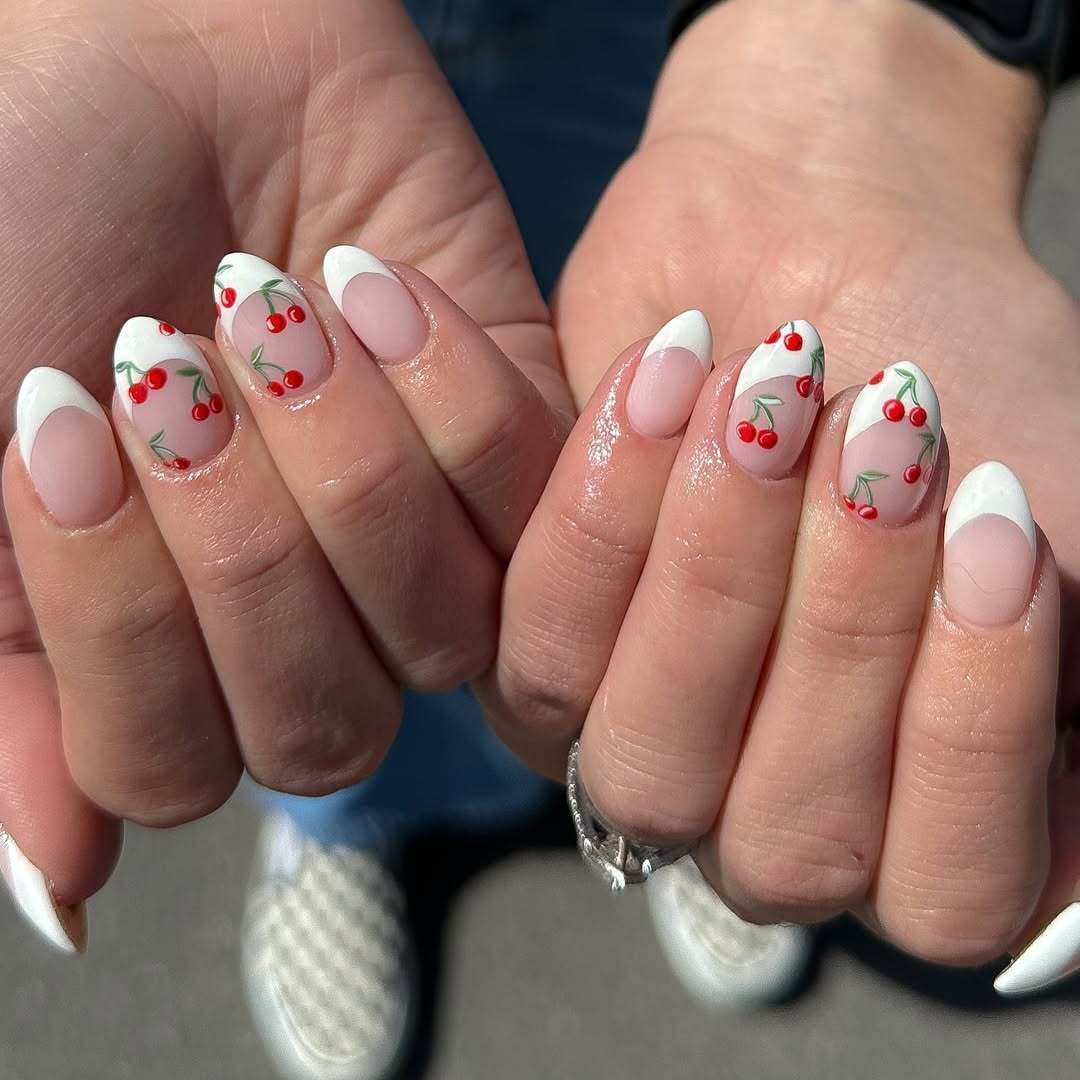 Вишневый маникюр все еще в моде: как стилизовать