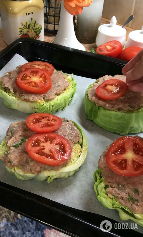Вкусные стейки из капусты в духовке: добавьте любимый фарш и сочные помидоры