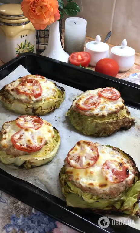 Вкусные стейки из капусты в духовке: добавьте любимый фарш и сочные помидоры