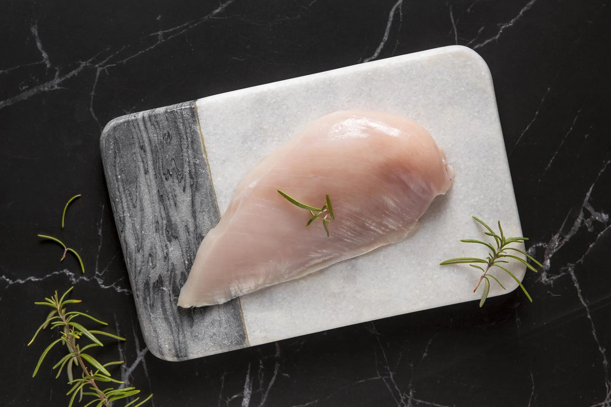 Без майонеза и колбасы: как вкусно приготовить салат ''Оливье'', чтобы он был диетическим