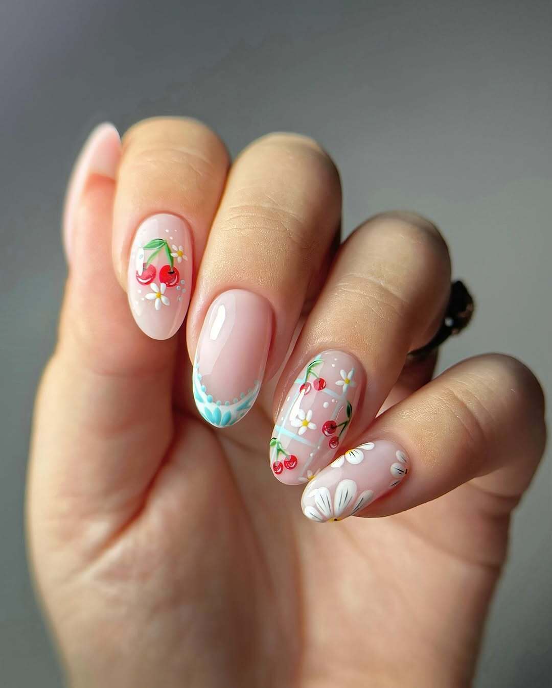 Вишневый маникюр все еще в моде: как стилизовать