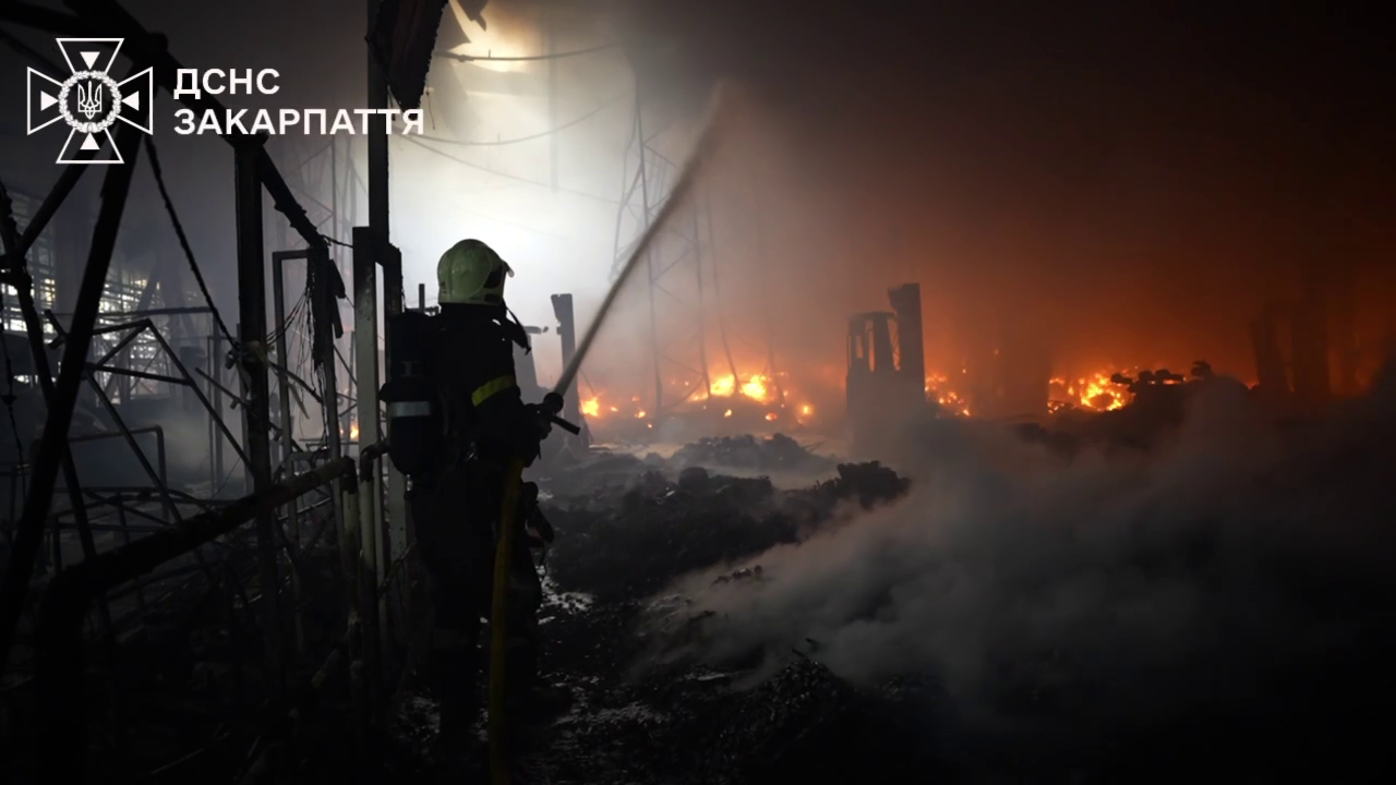 В Мукачево количество пострадавших в результате атаки РФ возросло до 21 человека: пожар тушат до сих пор. Видео