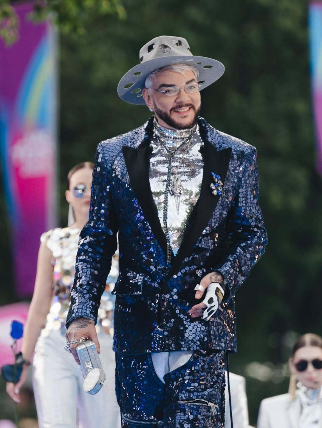 Тяжелобольной путинист Киркоров упал на сцене и не смог сам встать. Курьезное видео