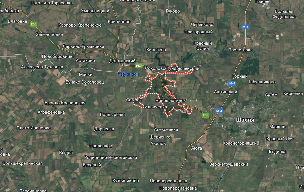 Чорний дим видно здалеку: у російському Новошахтинську досі горить НПЗ, який атакували дрони. Відео