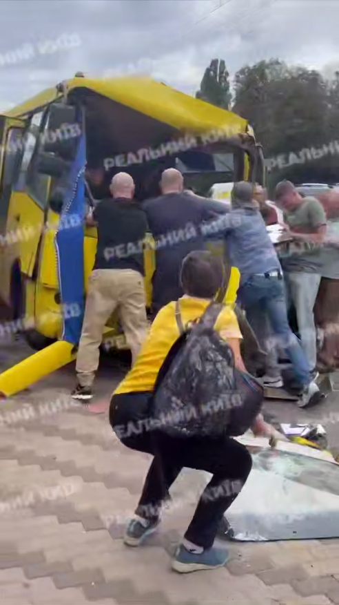 У Києві сталась ДТП за участі маршрутки та автобуса: є постраждалі. Подробиці, фото та відео